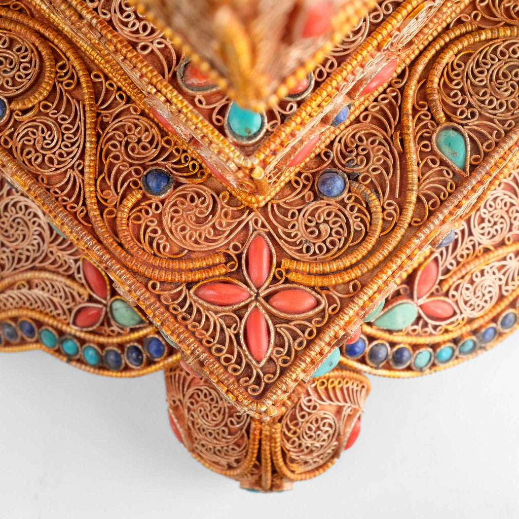 Bhaisajyaguru, Medizin Buddha Statue, Detail des Filigran auf dem Thron.