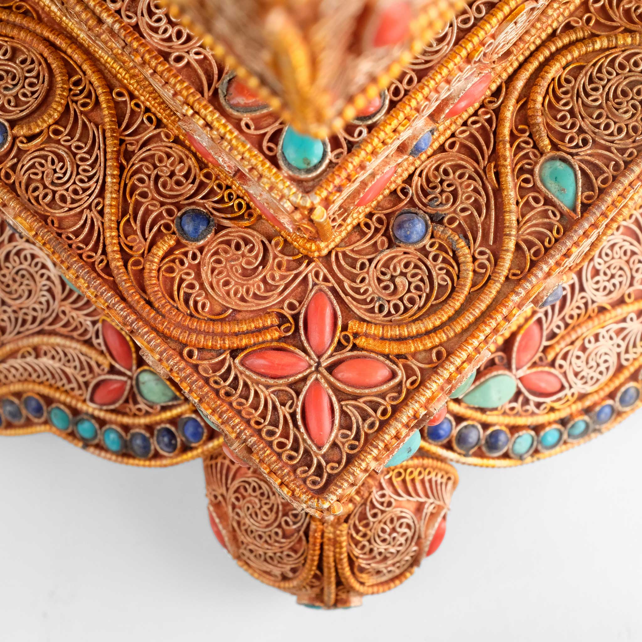Bhaisajyaguru, Medizin Buddha Statue, Detail des Filigran auf dem Thron.