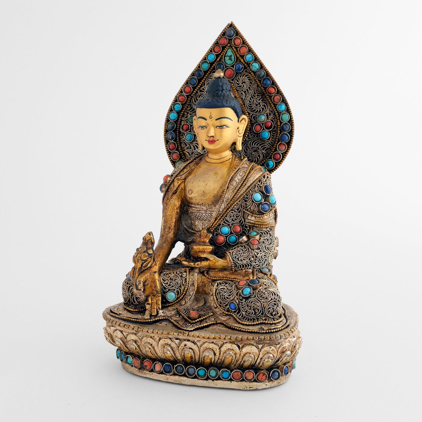 Bhaisajya Buddha Figur, Kupferguss, mit Filigran verziert, versilbert und vergoldet, besetzt mit Türkis, Koralle, Lapislazuli