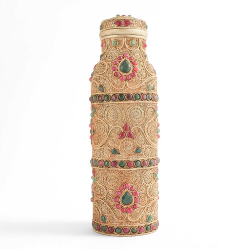 Filigran verzierte Altarflasche mit gefassten farbigen Steinen