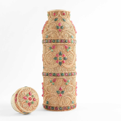 Buddhistische Ritualflasche mit Schraubverschluss und Filigranverzierung in spiralförmigem Muster.