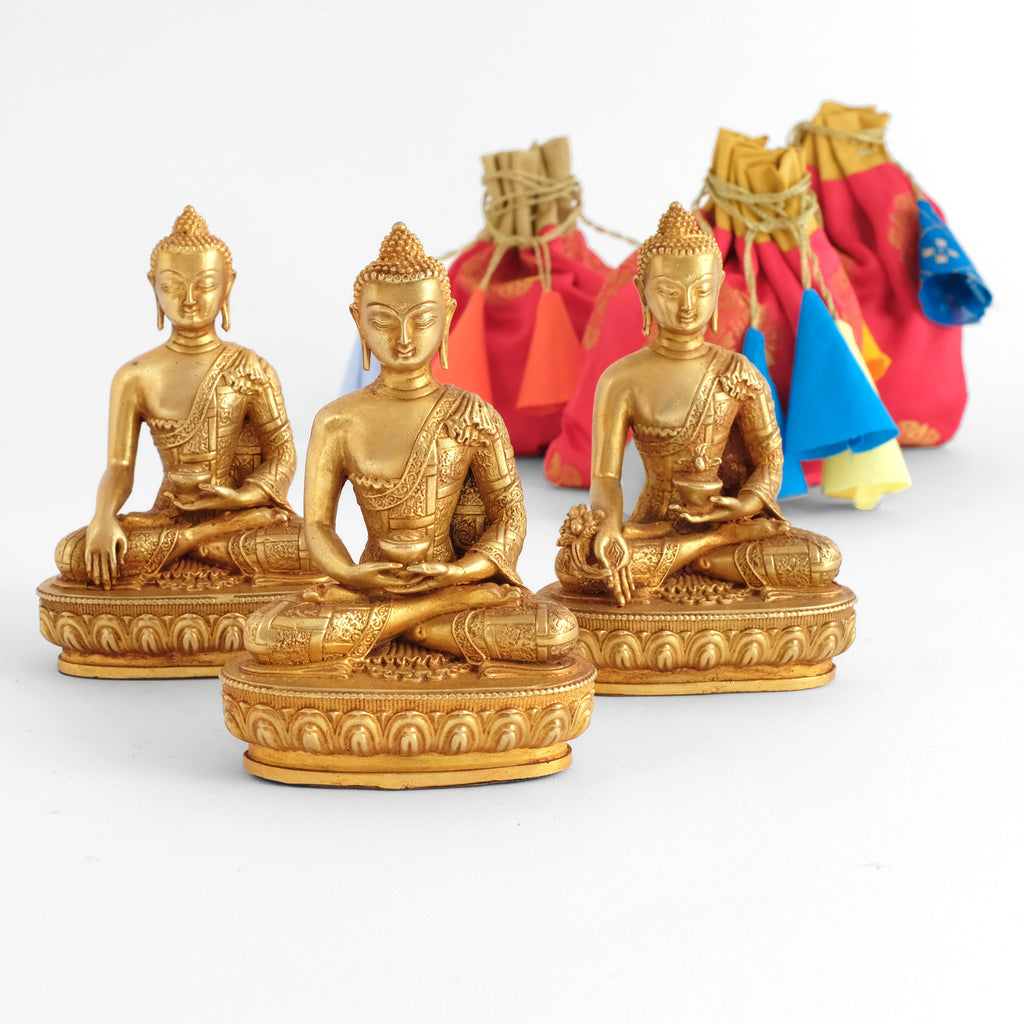 3 Buddhas im Set. Shakayamuni, Amitabha, Baisajya. Kleine Kupfer Statuen, detaillierter Guss, vergoldet.