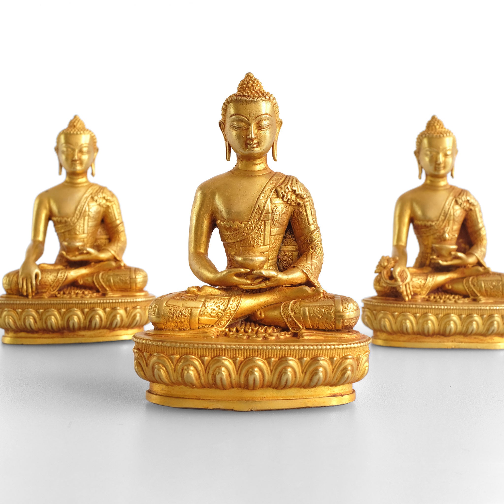 Set aus 3 kleinen Buddha Statuen, Shakyamuni, Amitabha und Bhaisajy Guru. Detaillierter Kupferguss, vergoldet.