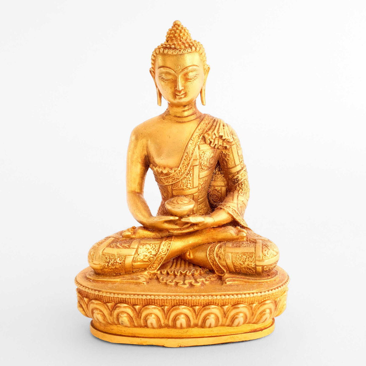 Amitabha Buddha aus dem Buddha Statuen Set, kleine vergoldete Figur, detaillierter Kupferguss. Frontansicht.