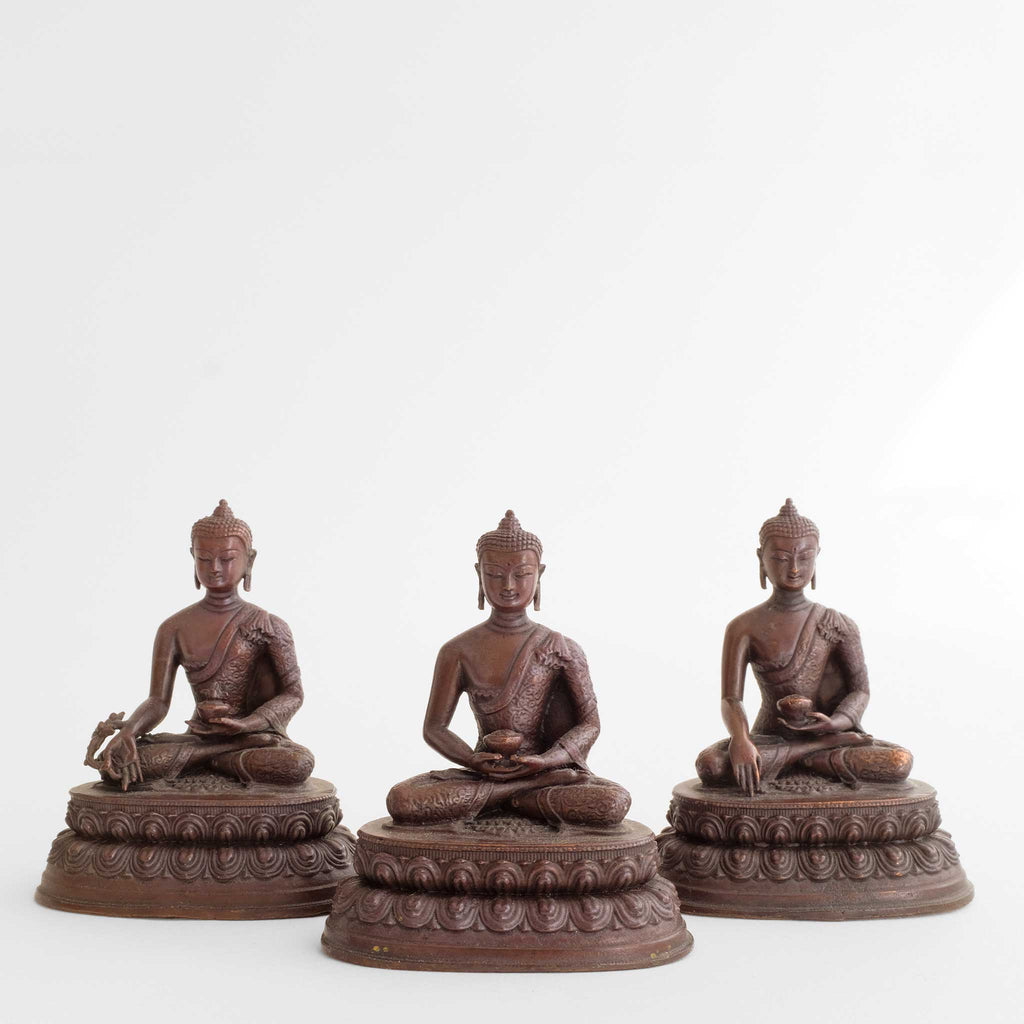 Drei kleine braune Buddha-Statuen aus oxidiertem Kupfer.