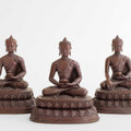 Drei kleine braune Buddha-Statuen aus oxidiertem Kupfer.