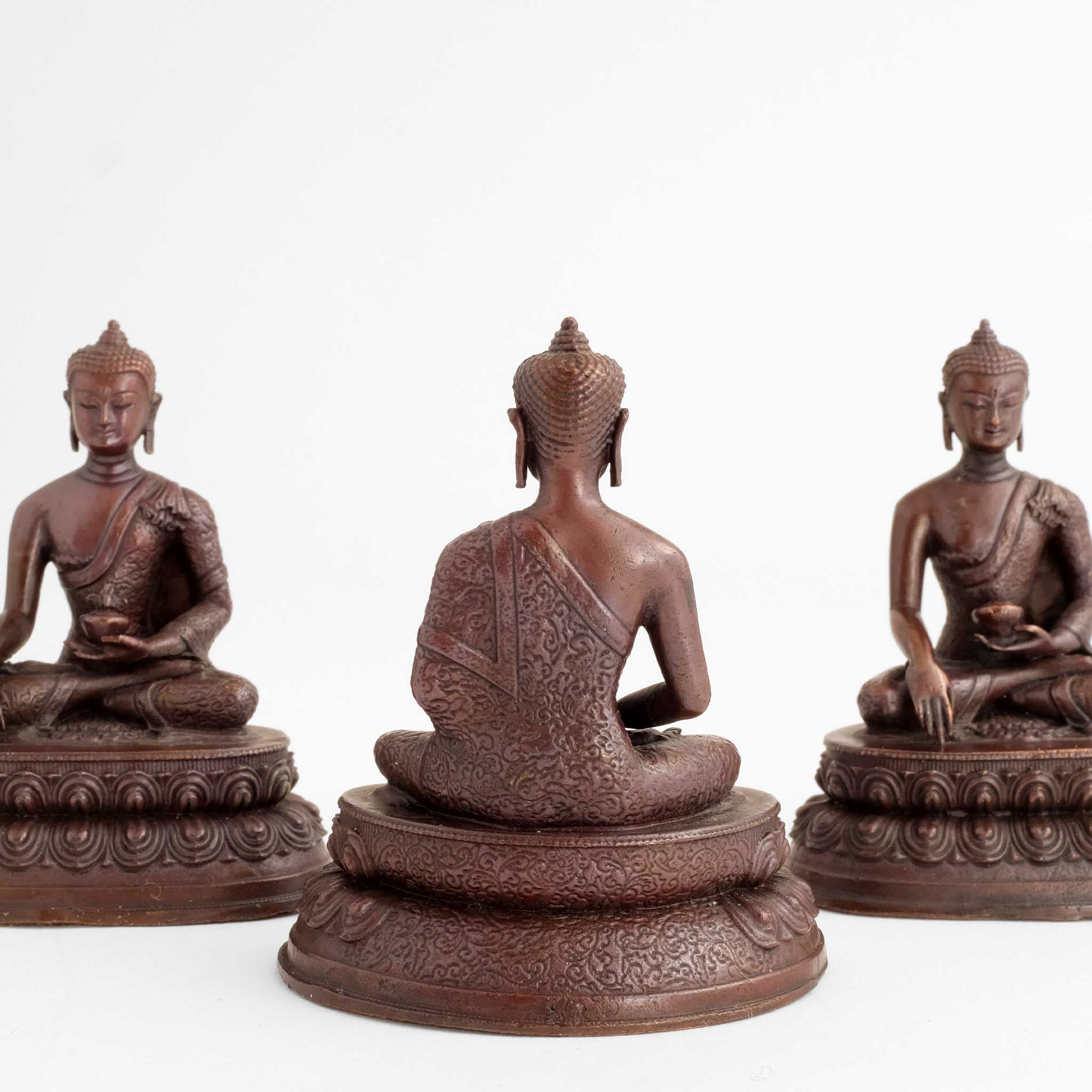 Rückansicht der kleinen Buddha-Statue aus Kupfer. Detaillierter Kupfer Guss oxidiert.