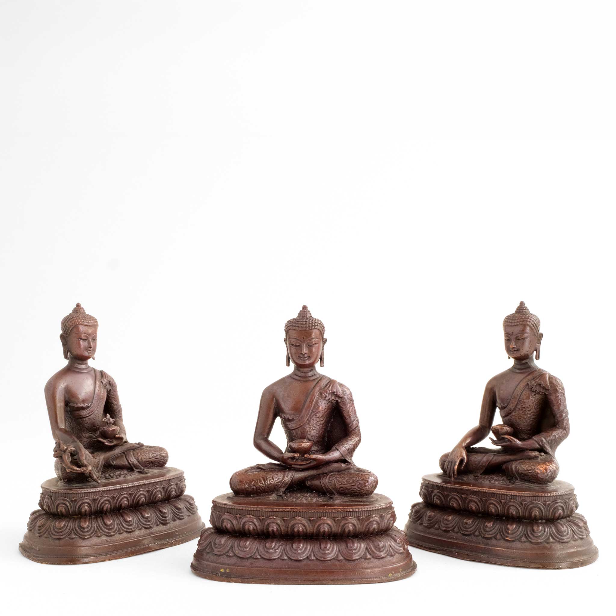 Drei kleine Buddha-Statuen aus Kupfer, oxidiert.