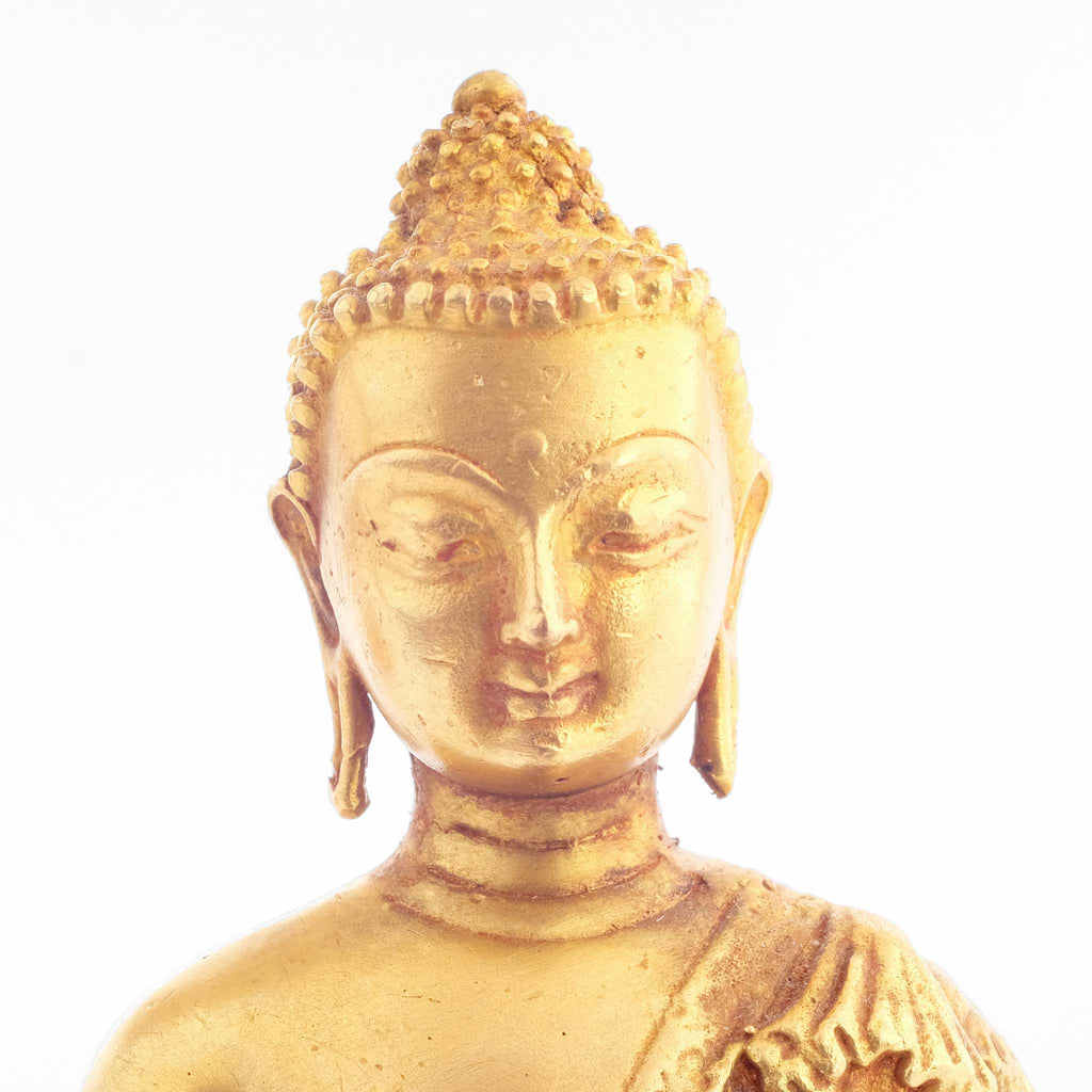 Buddha Statuen Set, kleine vergoldete Figuren, detaillierter Kupferguss. Detailaufnahme des Gesichts einer der drei Figuren.