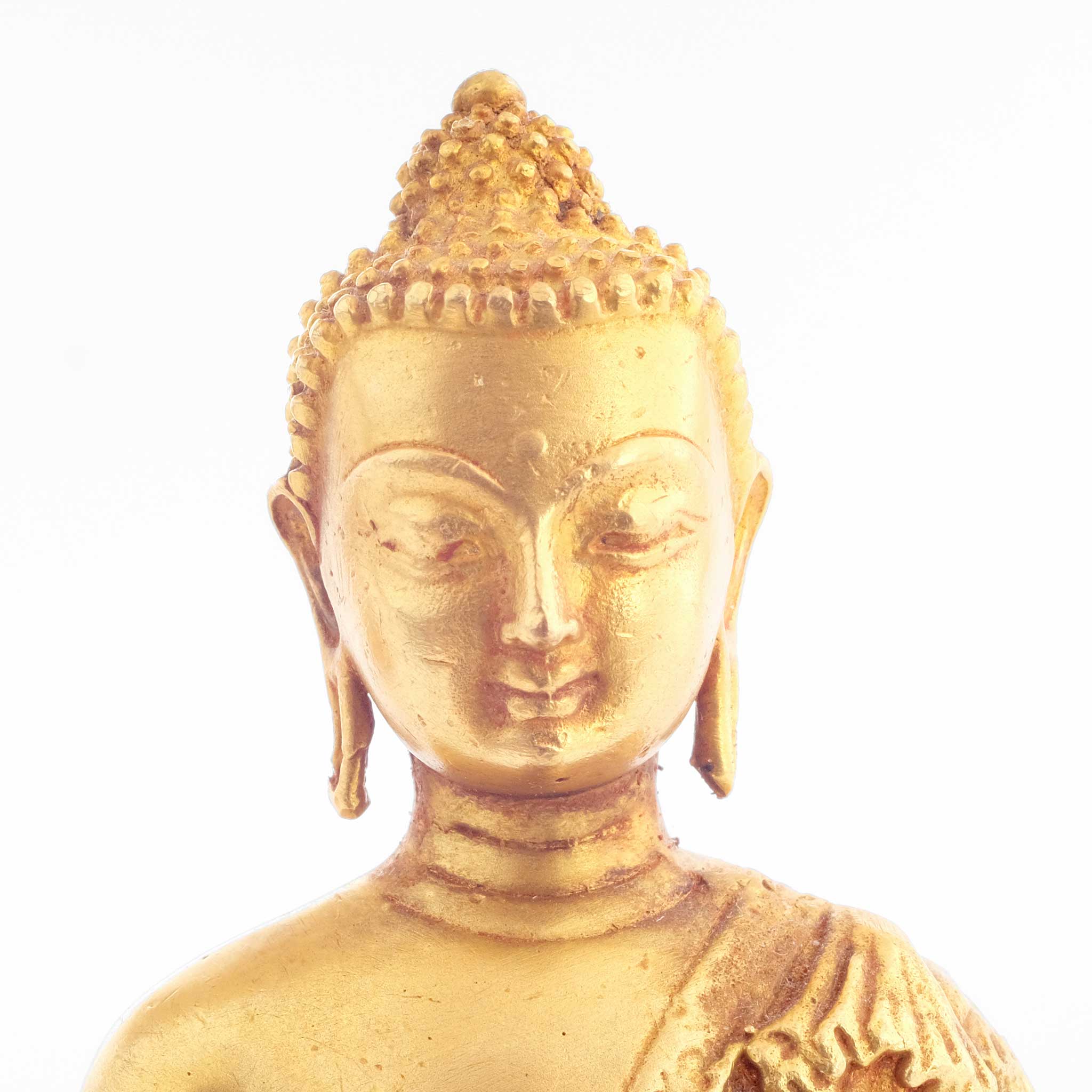 Buddha Statuen Set, kleine vergoldete Figuren, detaillierter Kupferguss. Detailaufnahme des Gesichts einer der drei Figuren.