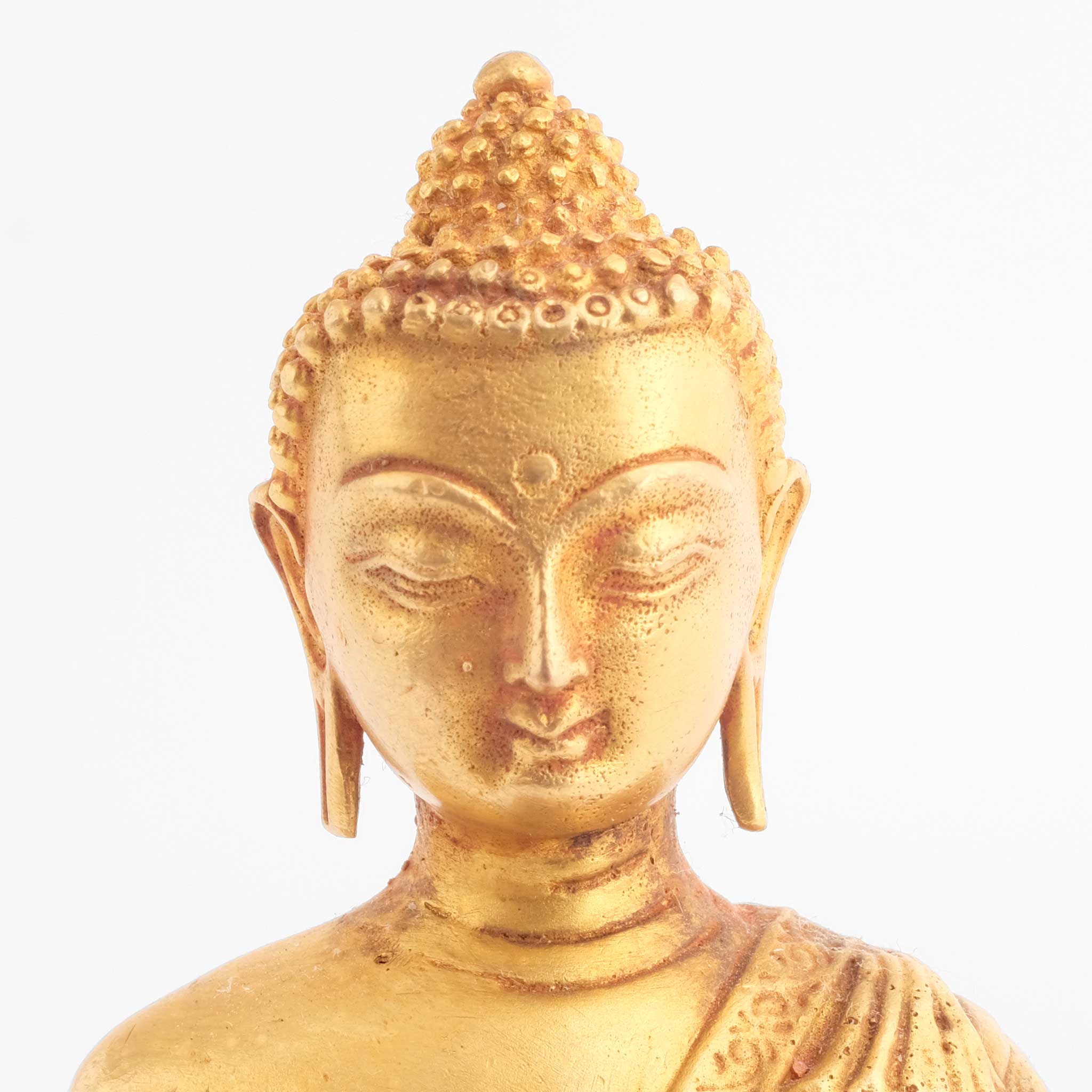 uddha Statuen Set, kleine vergoldete Figuren, detaillierter Kupferguss. Detailaufnahme des Gesichts einer der drei Figuren.