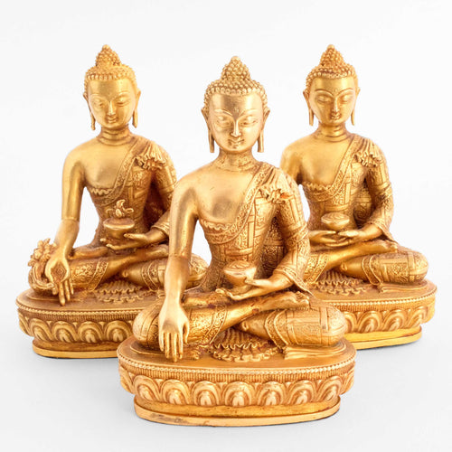Das Buddha Statuen Set besteht aus drei Figuren, Bhaisajyaguru, der Medizinbuddha, Amitabha Buddha und Shakyamuni Buddha, die jeweils unterschiedliche Aspekte buddhistischer Ikonografie verkörpern.