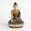 Buddha Shakyamuni Statue, sitzt in der Lotus Haltung, Padma Asana. Sein klösterliches Gewand ist mit feinem Filigran verziert, das in spiralförmigen Rosetten aufgelegt ist. Die Statue ist mit Dunkelroten, Dunkelblauen und Dunkelgrünen Steinen akzentuiert.