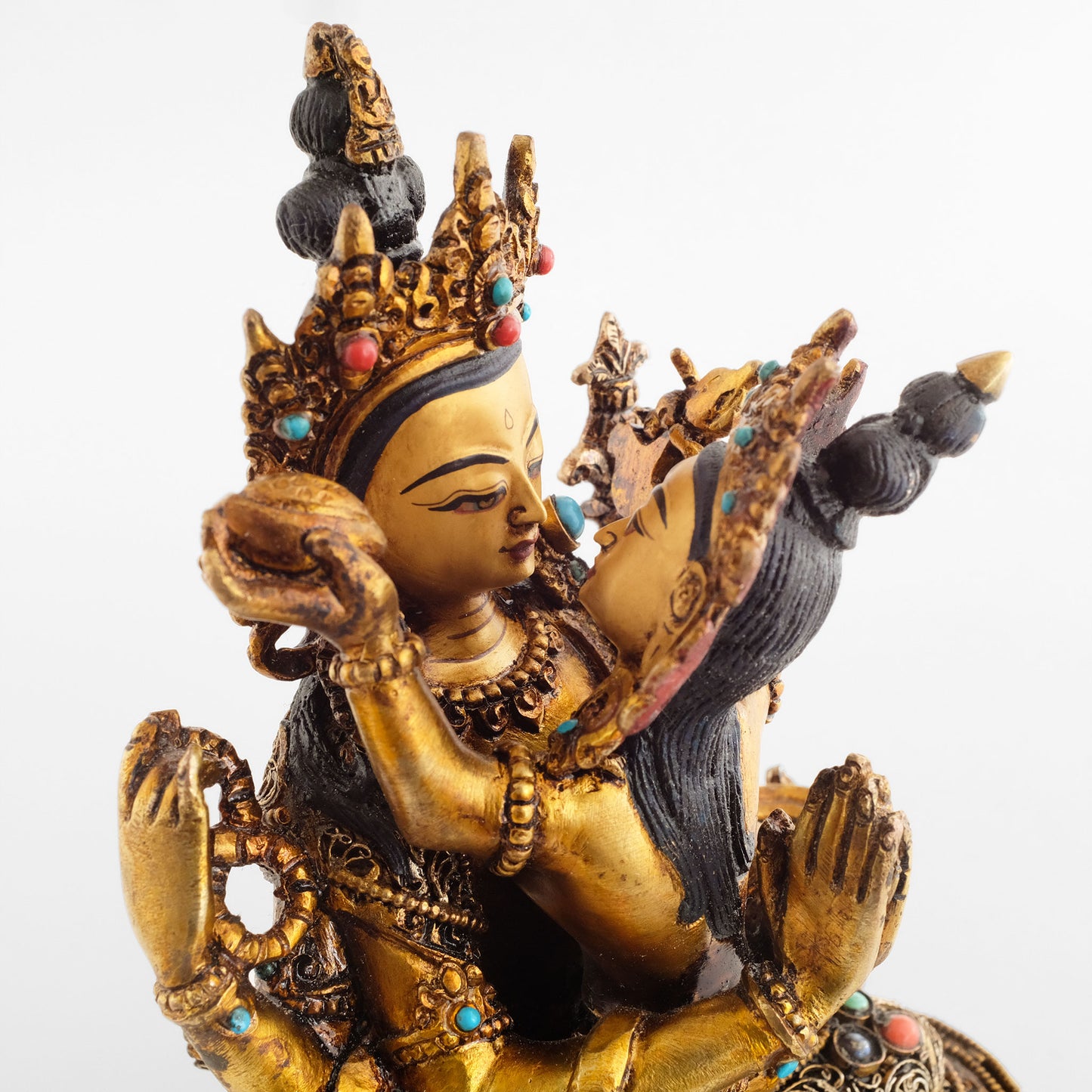 Chenrezig-Statue in Yab-Yum. Avalokitesvara und seine Shakti schauen sich an. Seine Arme umarmen sie und seine Hände berühren sich mit den Handflächen hinter ihrem Rücken.