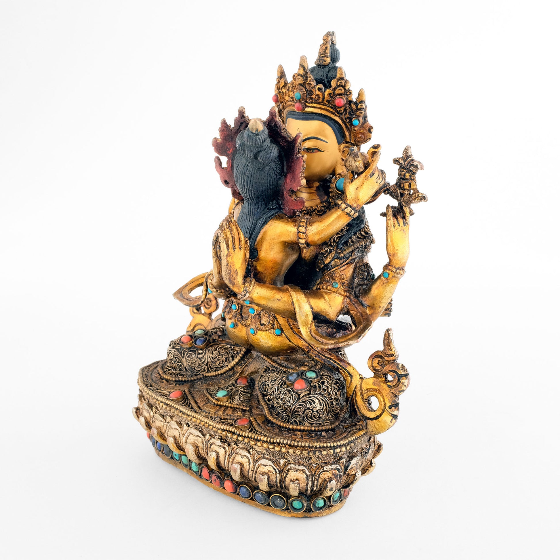 Chenrezig-Statue in Yab-Yum. Avalokitesvara, auch bekannt als sechssilbiger Lokeshvara, ist mit dem Mantra verbunden: Om Mani Padme Hum, was bedeutet: Gegrüßt sei das Juwel im Lotos.