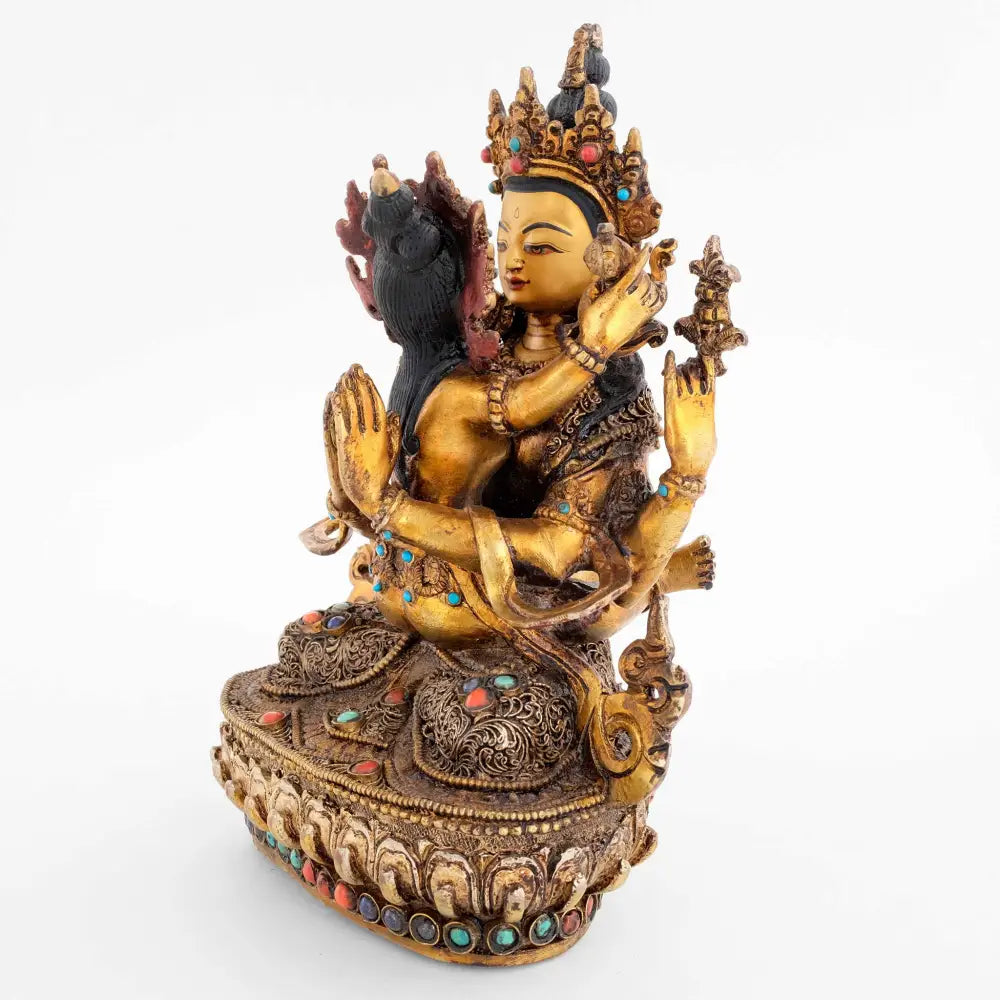Chenrezig-Statue in Yab-Yum. Avalokitesvara, auch bekannt als sechssilbiger Lokeshvara, ist mit dem Mantra verbunden: Om Mani Padme Hum, was bedeutet: Gegrüßt sei das Juwel im Lotos.
