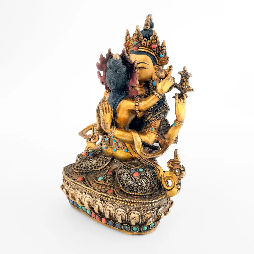 Chenrezig-Statue in Yab-Yum. Avalokitesvara, auch bekannt als sechssilbiger Lokeshvara, ist mit dem Mantra verbunden: Om Mani Padme Hum, was bedeutet: Gegrüßt sei das Juwel im Lotos.