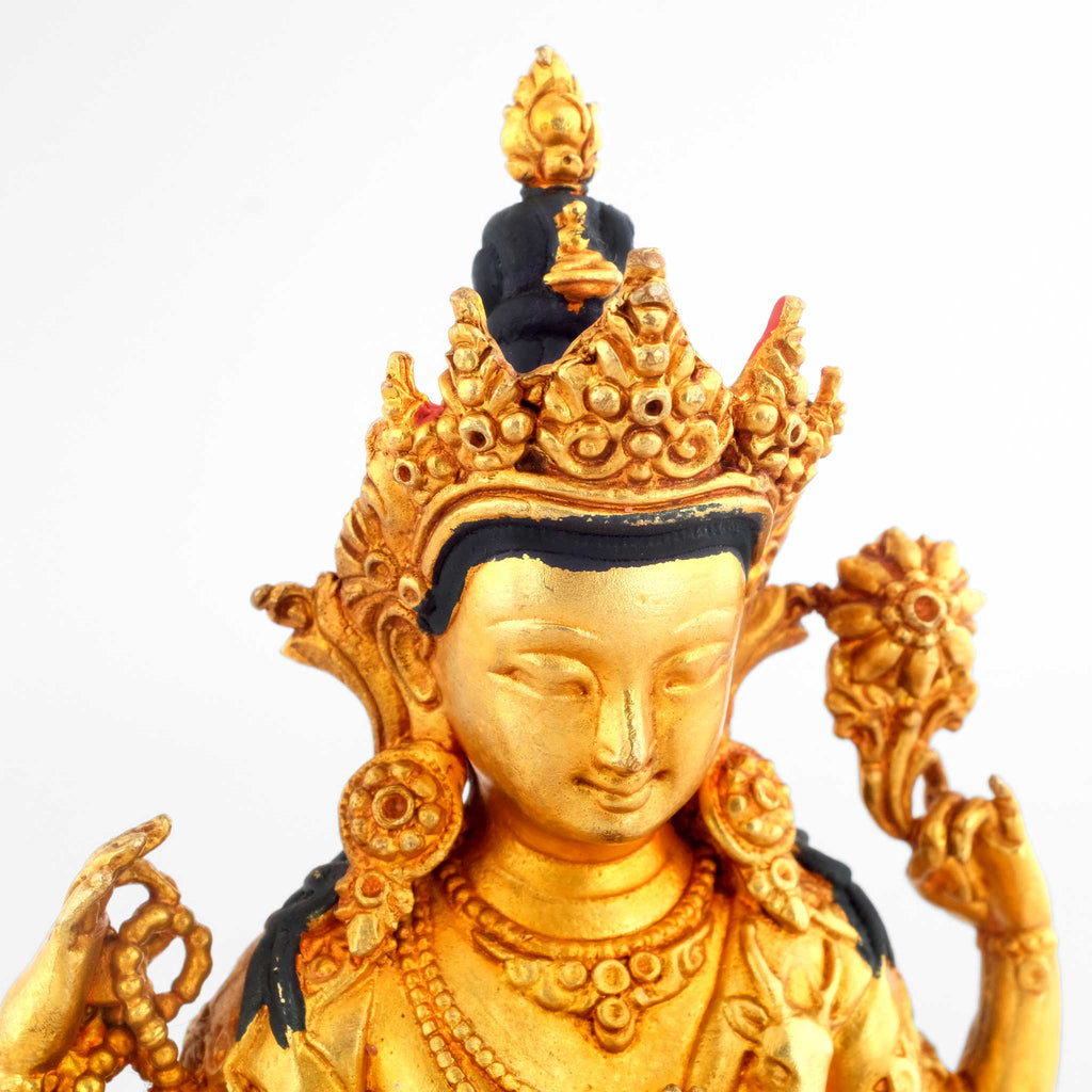 Avalokiteshvara Statue, Chenrezig, kleine vergoldete Figur, detaillierter Kupferguss. Detailaufnahme von Krone und Gesicht.