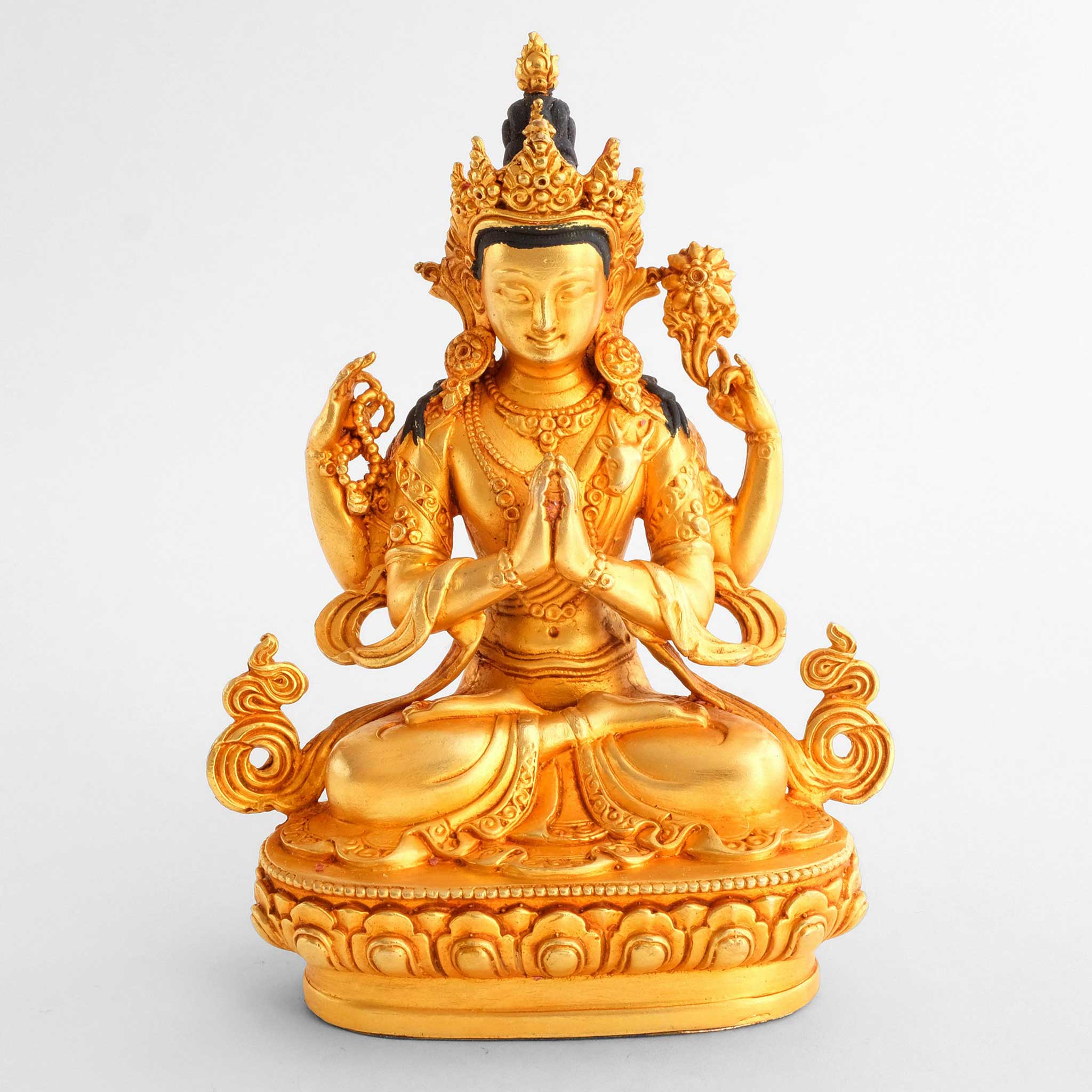 Kleine vergoldete Chenrezig Statue, die in traditioneller Haltung auf einem Lotussockel sitzt, fein detailliert.
