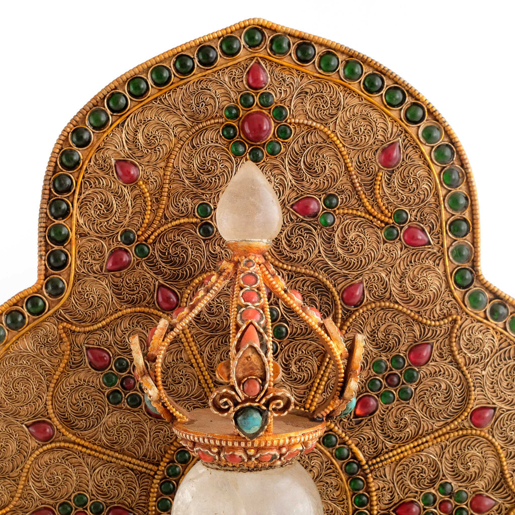 Der obere Teil des Kartika Messers ist ein halber Vajra, verziert mit Türkis und Koralle, die Spitze bildet ein tropfenfömiger Kristall. 
