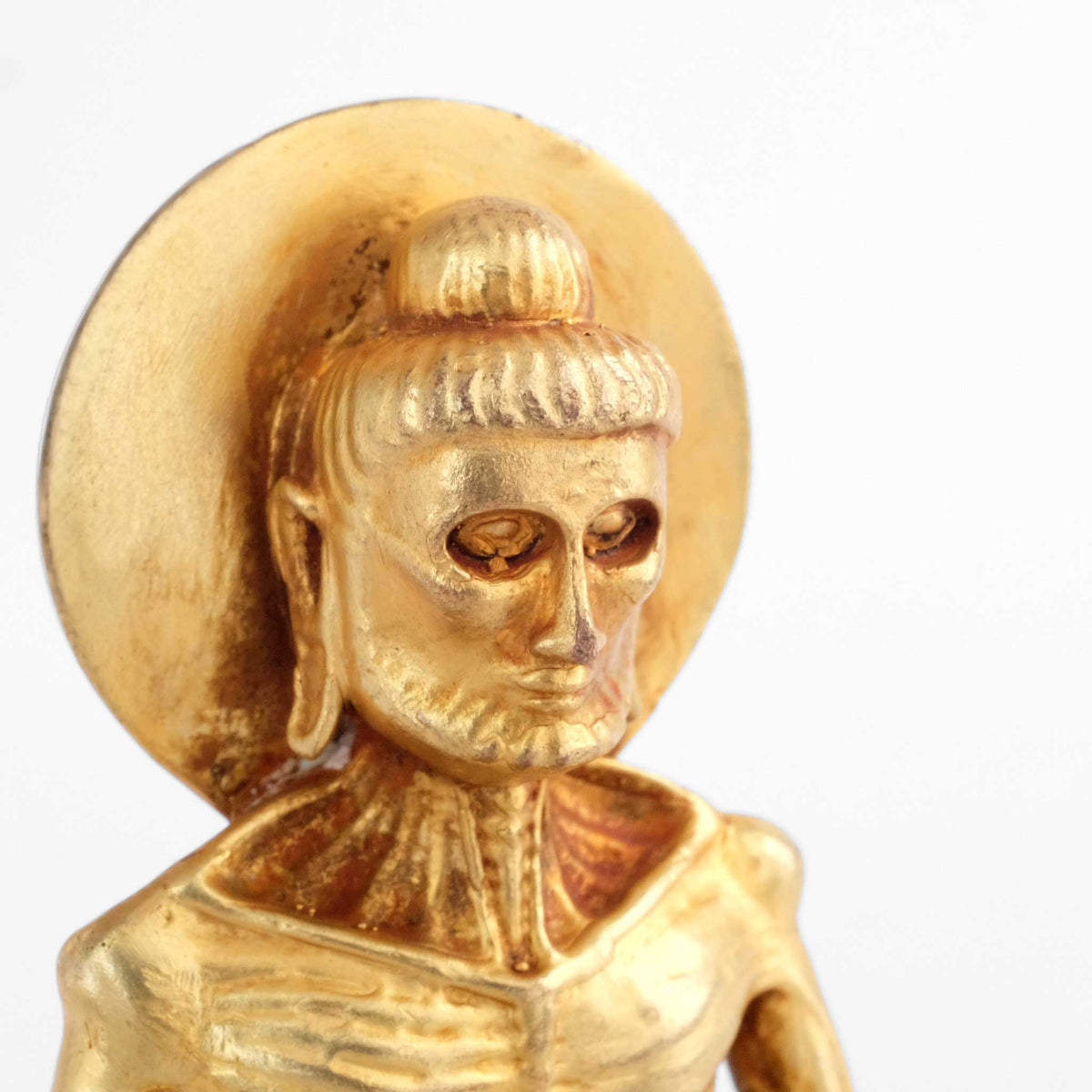 Askese Buddha, Nahaufnahme Gesicht und Aurole. Kleine vergoldete Figur.