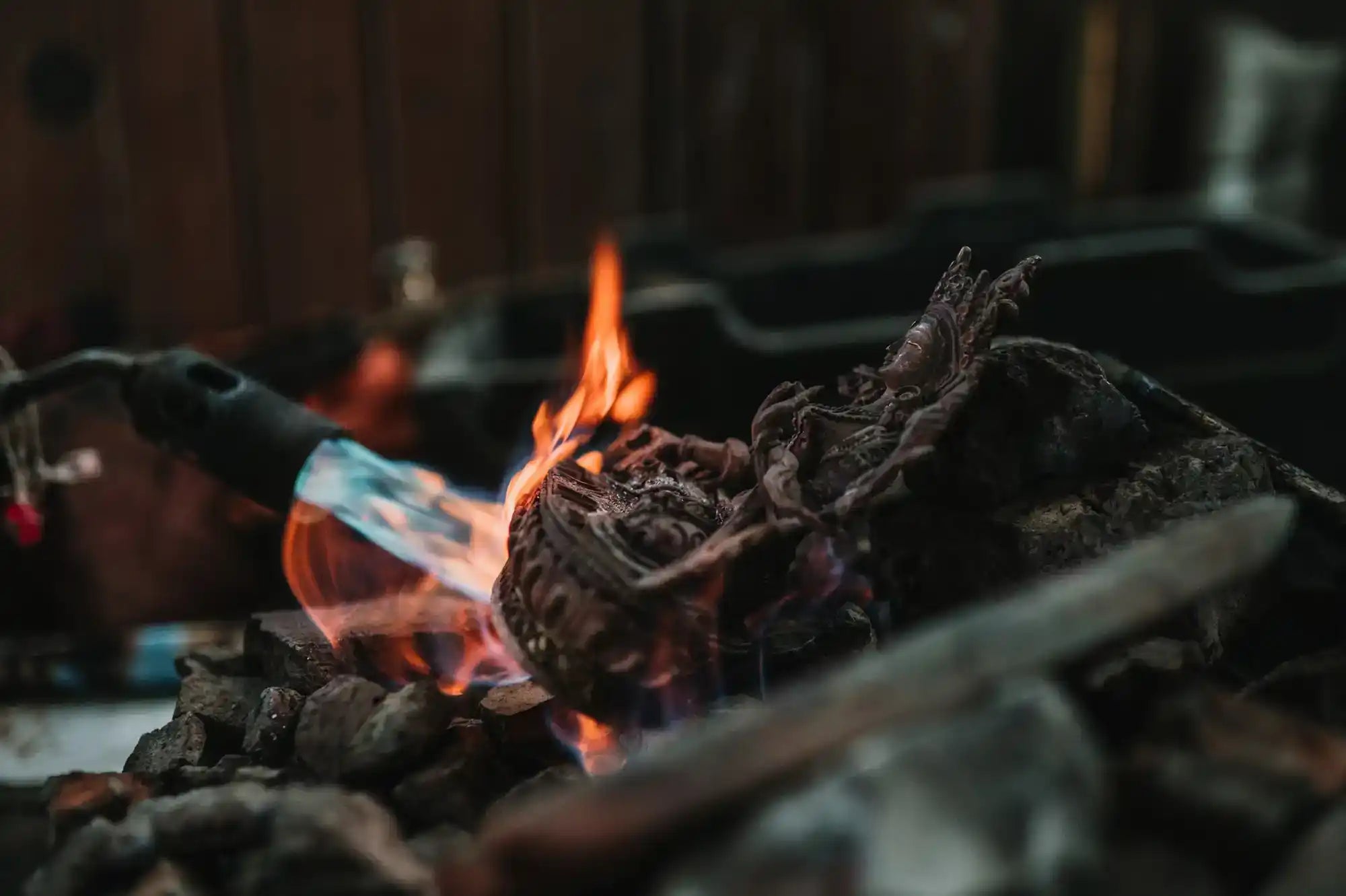 Fixierung der Filigran Ornamente mit Hartlot. Foto: Ayla Maagdenberg