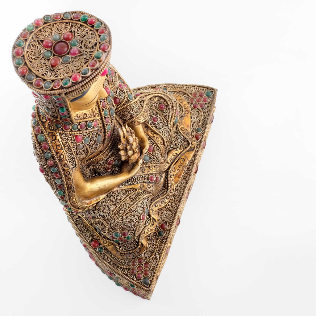 Aufsicht auf die Gampopa Sonam Rinchen Statue. Sein Gewand und der Sockel sind mit Filigran gestaltet, vergoldet und versilbert, mit farbigen Steinen besetzt.