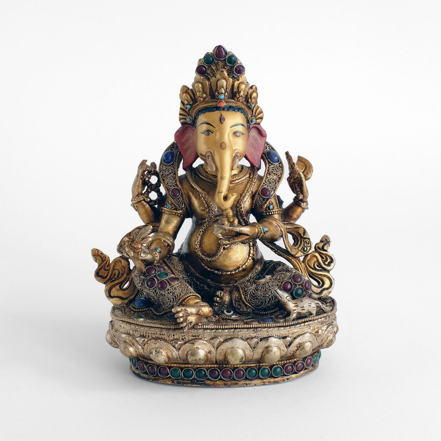 Ganesha Statue, Kupferfigur, im Wachsausschmelzverfahren gegossen, verziert mit feinem Filigran, versilbert und vergoldet. mit farbigen Steinen besetzt. Das Gesicht ist in Gold gefasst.