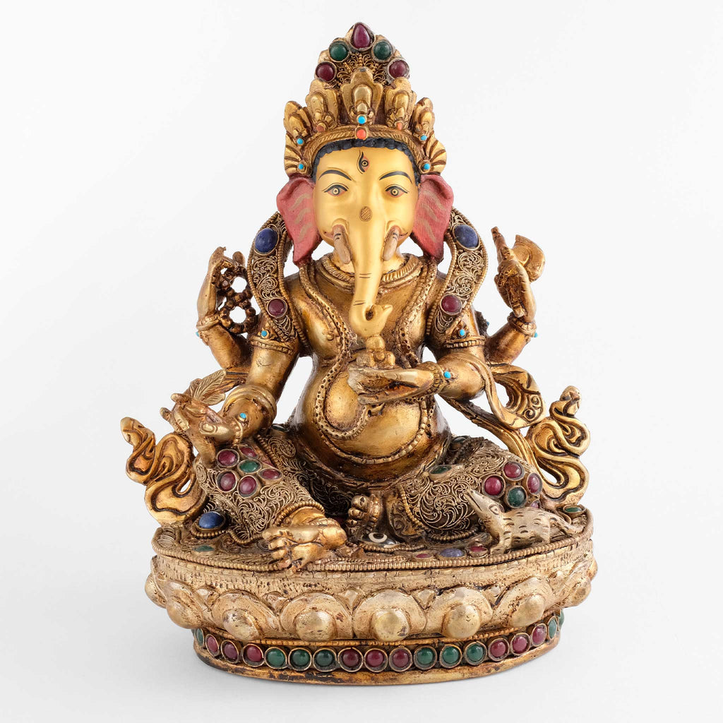 Ganesha Statue, Kupferfigur, im Wachsausschmelzverfahren gegossen, verziert mit feinem Filigran, versilbert und vergoldet. mit farbigen Steinen besetzt. Das Gesicht ist in Gold gefasst.