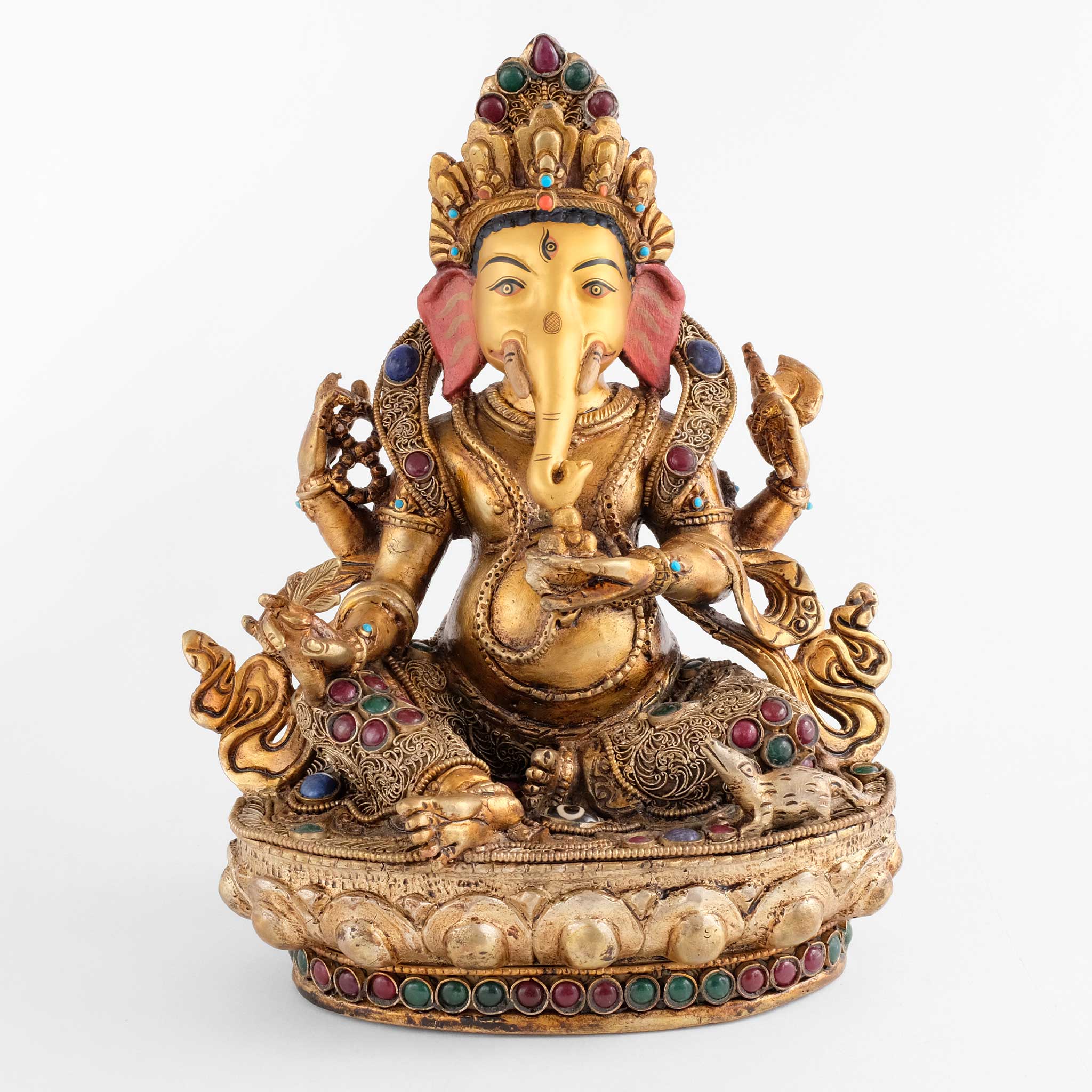 Ganesha Statue, Kupferfigur, im Wachsausschmelzverfahren gegossen, verziert mit feinem Filigran, versilbert und vergoldet. mit farbigen Steinen besetzt. Das Gesicht ist in Gold gefasst.