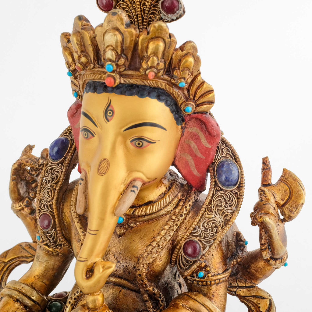 Ganesha Statue, verziert mit Filigran, versilbert und vergoldet. mit farbigen Steinen besetzt. Das Gesicht ist in Gold gefasst.