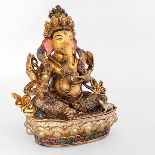 Ganesha  auf einem Lotussockel, Statue in Seitenansicht, verziert mit Filigran, versilbert und vergoldet. 