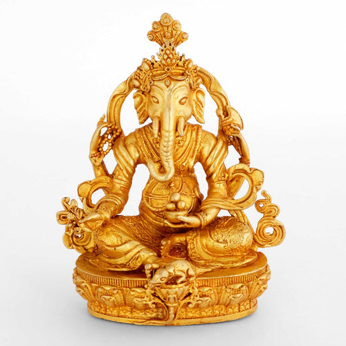 Kleine goldene Ganesha Statue auf einem Lotus Sockel. 4-armige Darstellung.