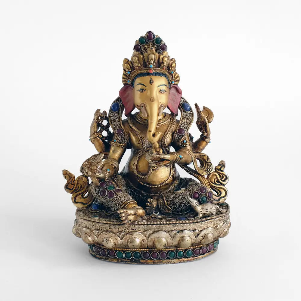 Ganesha Statue, Kupferfigur, im Wachsausschmelzverfahren gegossen, verziert mit feinem Filigran, versilbert und vergoldet. mit farbigen Steinen besetzt. Das Gesicht ist in Gold gefasst.