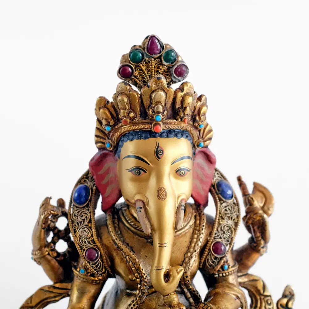 Ganesha Statue, Kupferfigur, im Wachsausschmelzverfahren gegossen, verziert mit feinem Filigran, versilbert und vergoldet. mit farbigen Steinen besetzt. Das Gesicht ist in Gold gefasst.