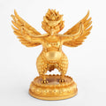 Kleine Garuda-Figur mit ausgebreiteten Flügeln und einer Naga, Schlange, auf einem Lotussockel