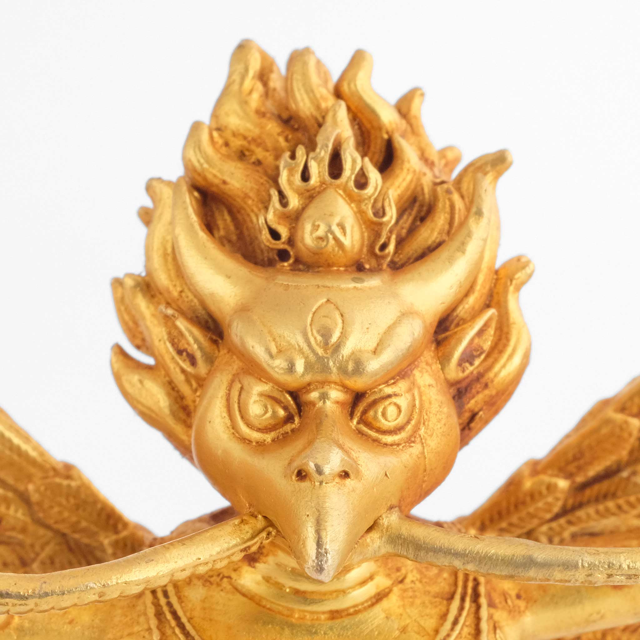 Nahaufnahme des Garuda Kopfes mit Schnabel und flammendem Kronenelement