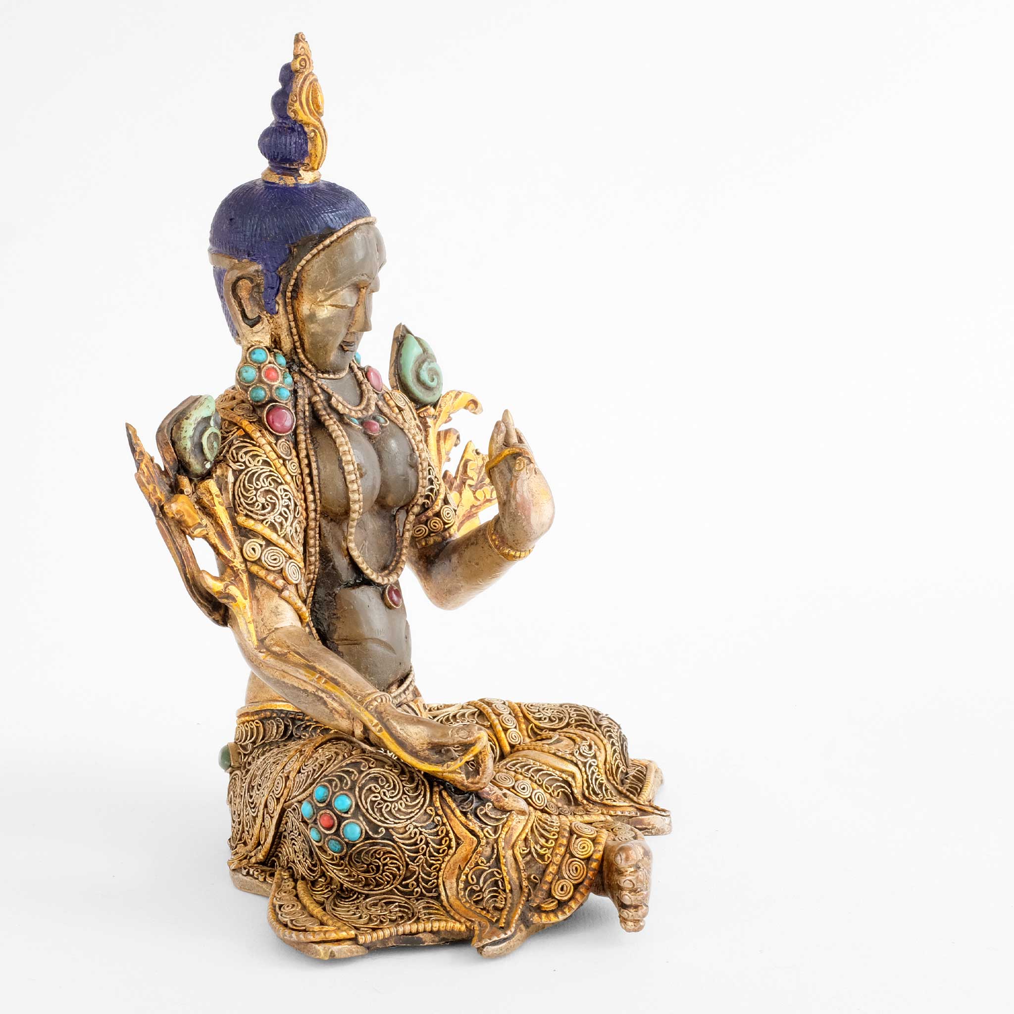 Grüne Tara-Statue, verziert mit feinen Filigran-Ornamenten, Gesicht und Körper aus geschnitztem Kristall. 