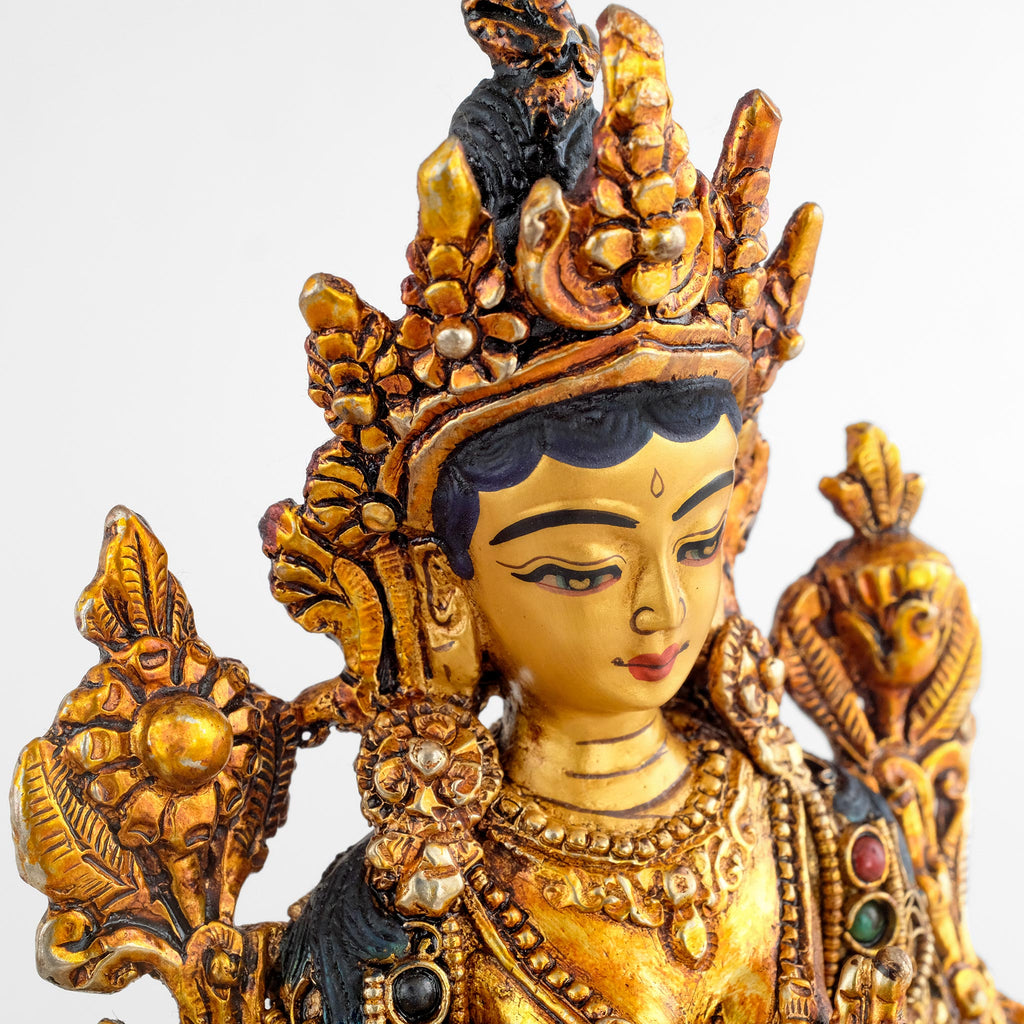 Grüne Tara Statue mit Krone und vollem Schmuck eines Bodhisattva, fein modelliertes Gesicht.