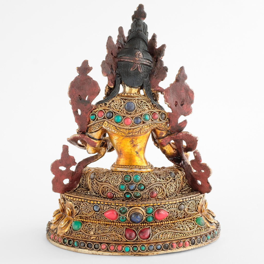 Rückansicht der Grünen Tara Statue mit filigran gestaltetem Gewand und Lotussockel.