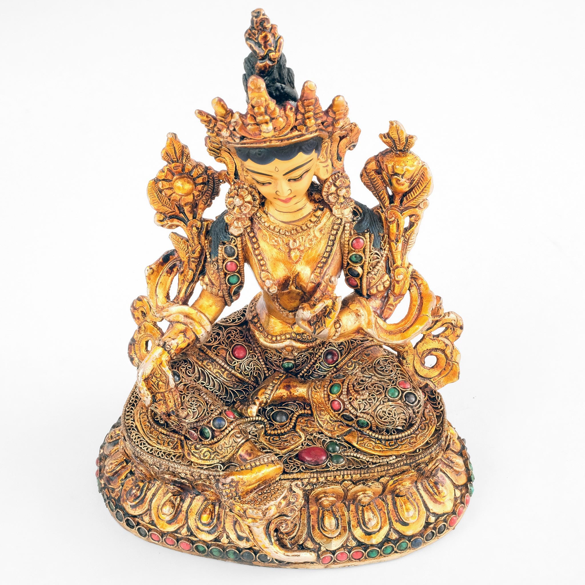 Grüne Tara Statue mit Filigran und gefassten Steinen. Die vergoldete Figur trägt die Krone und den vollen Schmuck eines bodhisattva.