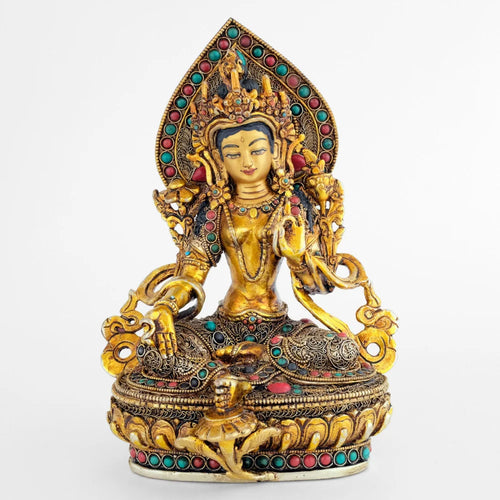 Grüne Tara Figur, ihr Nimbus, Robe und Lotus Thron sind verziert mit feinem Filigran und farbigen Steinen.