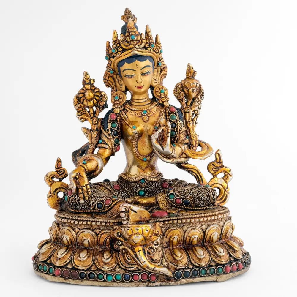 Grüne Tara Figur auf doppeltem Lotus Sockel. Ihre Beine in Lalita Position, ihre Hände zeigen das Varada Mudra und das Vitarka Mudra. Sie trägt die Krone und den vollen Schmuck eines Bodhisattva.