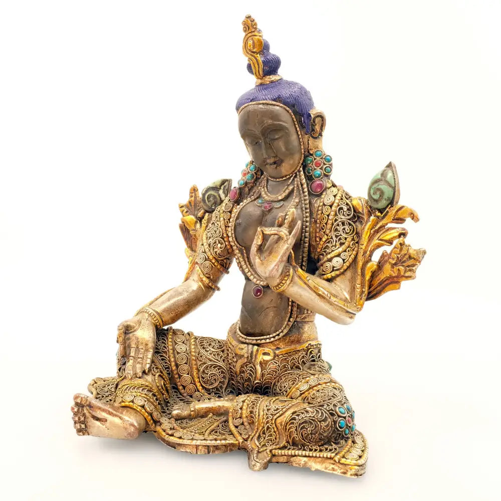 Grüne Tara-Statue, gegossen aus Kupfer, verziert mit feinen filigranen Ornamenten, versilbert und vergoldet, mit einem Gesicht und einem Körper aus geschnitztem Kristall. Für ein antikes Finish patiniert. 