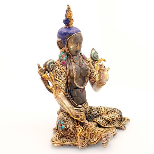 Grüne Tara-Statue, gegossen aus Kupfer, verziert mit feinen filigranen Ornamenten, versilbert und vergoldet, mit einem Gesicht und einem Körper aus geschnitztem Kristall. Für ein antikes Finish patiniert. Wunderschöne Ergänzung zu Ihrer asiatischen Kunstsammlung.

