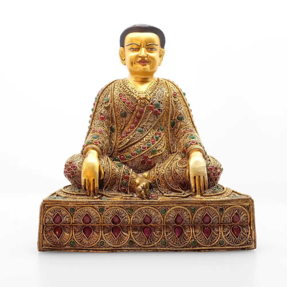 Guru Marpha Statue aus Kupfer gegossene Figur, Wachsausschmelztechnik, mit Filigran verziert, versilbert und vergoldet mit farbigen Steinen besetzt. Das Gesicht ist in Gold gefasst.