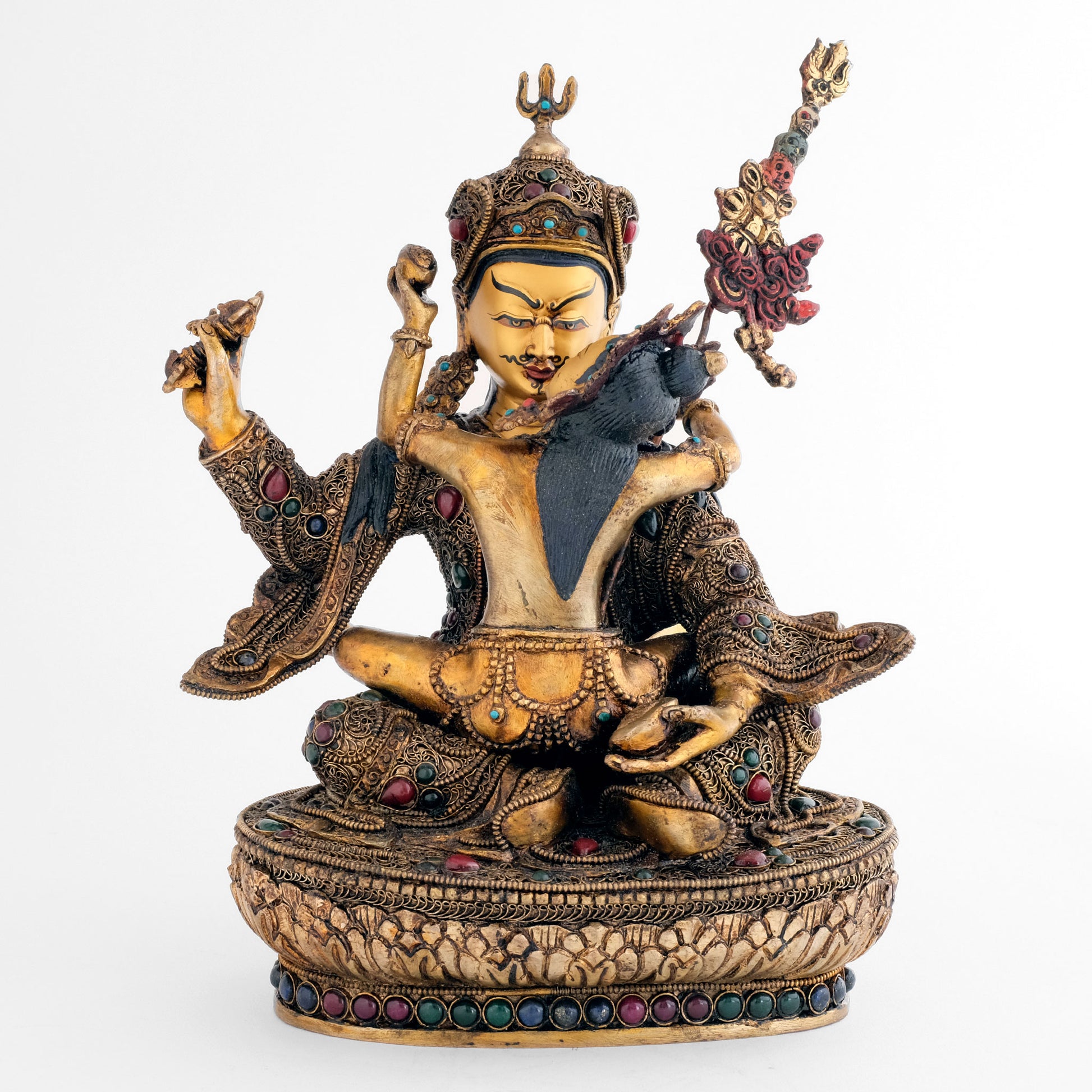 Padmasambhav mit Gefährtin, Statue, er hält in seiner rechten Hand ein Vajra, beide halten in ihrer linken Hand eine Schädelschale. An seiner linken Schulter lehnt das Khatvanga, sein Symbol.