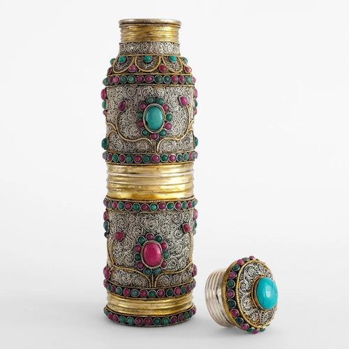 Kupferflasche mit versilbertem und vergoldeten Filigran verziert und farbigen Steinen besetzt.
