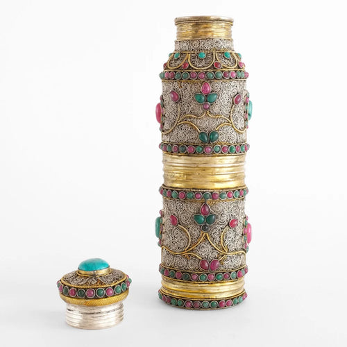 Verziertes versilbertes Gefäß mit feinem Filigran ud farbigen Steinen besetzt. Die Verzierung ergibt ein florales Motiv.