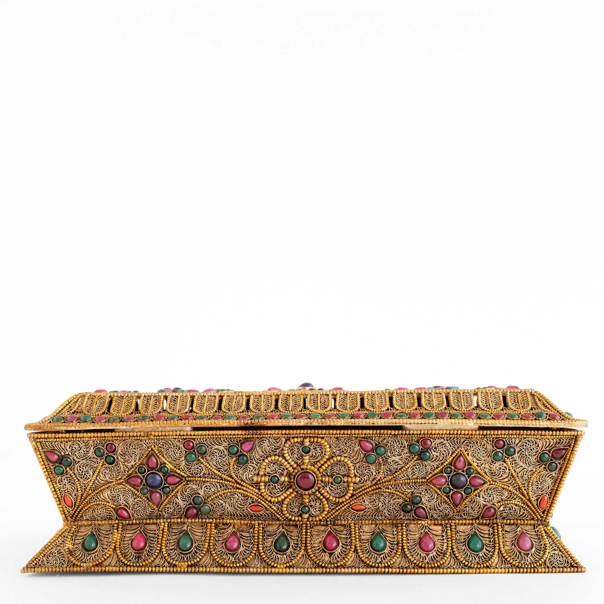 Kasten für die Aufbewahrung und das Abbrennen von Räucherstäbchen, verziert mit filigranen Ornamenten und gefassten farbigen Steinen. Versilbert und vergoldet.